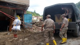 Giresun’da selzedelerin ev eşyaları askeri araçlarla taşınıyor
