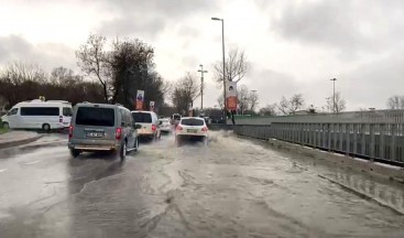 – İstanbul da bazı caddelerde su birikintileri oluştu