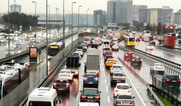 İstanbul da yağışlı hava trafiği felç etti