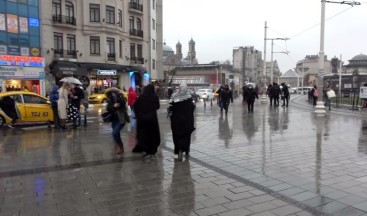 Taksim de dolu yağışı vatandaşlara zor anlar yaşattı