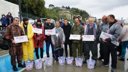 Beykoz’da Oltalar Birinci Olmak İçin Denize Atıldı