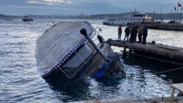 Beykoz’da Etkili Olan Lodos Kıyıdaki Tekneyi Batırdı