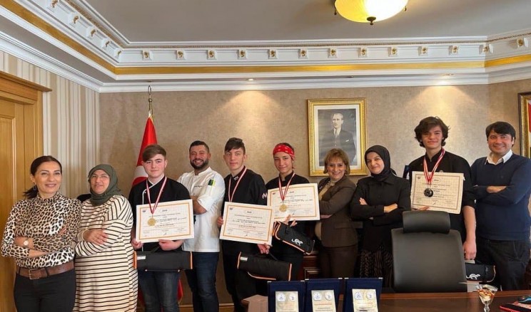 Beykoz mesleki eğitim merkezi öğrencileri “Modern Türk mutfağı ekip yarışmasında altın madalya kazandı